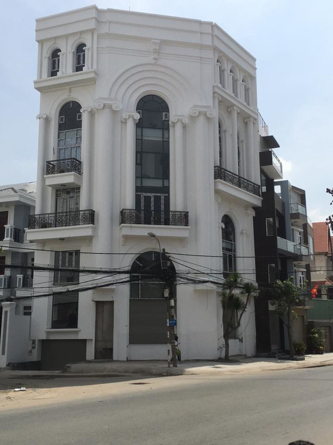 Căn biệt thự lộng lẫy như một lâu đài nằm ở vị trí đẹp, mặt tiền thoáng đãng, rộng rãi. Ảnh: Thegioitre.
