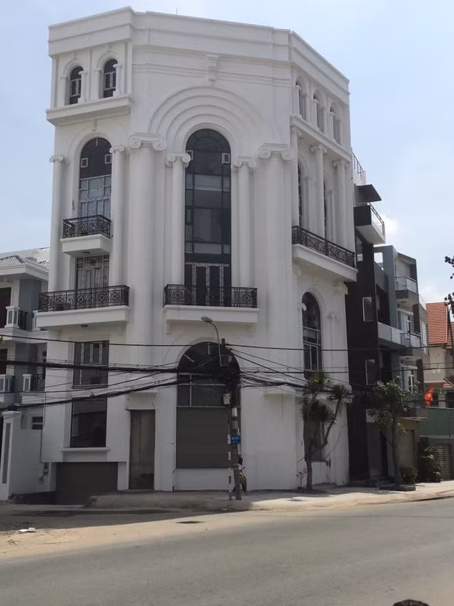 Căn biệt thự lộng lẫy như một lâu đài nằm ở vị trí đẹp, mặt tiền thoáng đãng, rộng rãi. Ảnh: Thegioitre.