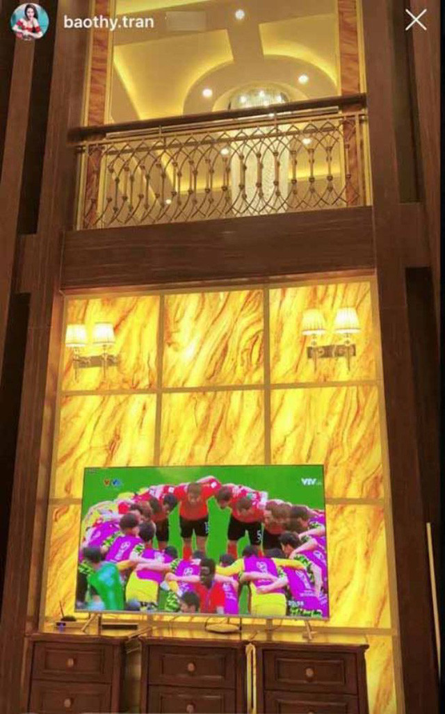 Phòng khách được thiết kế trần cao. Ảnh: Người đưa tin.