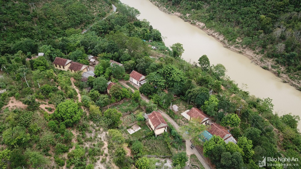 Năm 2004, để xây dựng Thủy điện Bản Vẽ, hàng nghìn hộ dân đã phải nhường đất, chuyển đi nơi ở mới. Trong đó, có hơn 40 hộ ở bản Vẽ (xã Yên Na), được chuyển đến khu tái định cư Khe Ò. Khu tái định cư này nằm cách bản cũ chừng 3 km, bên sườn núi, phía dưới chân núi là con sông Nậm Nơn, thượng nguồn sông Lam.