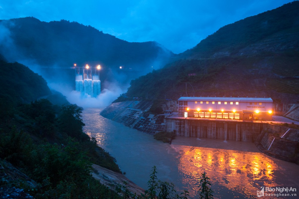 Thủy điện Bản Vẽ là thủy điện lớn nhất Bắc Trung bộ, đi vào hoạt động từ năm 2010, còn khoảng vài năm nữa, dự án sẽ hoàn vốn. Để làm thủy điện này, có 4 xã đã bị xóa sổ hoàn toàn. Hơn 3.000 hộ dân phải di dời, nhường đất cho dự án...