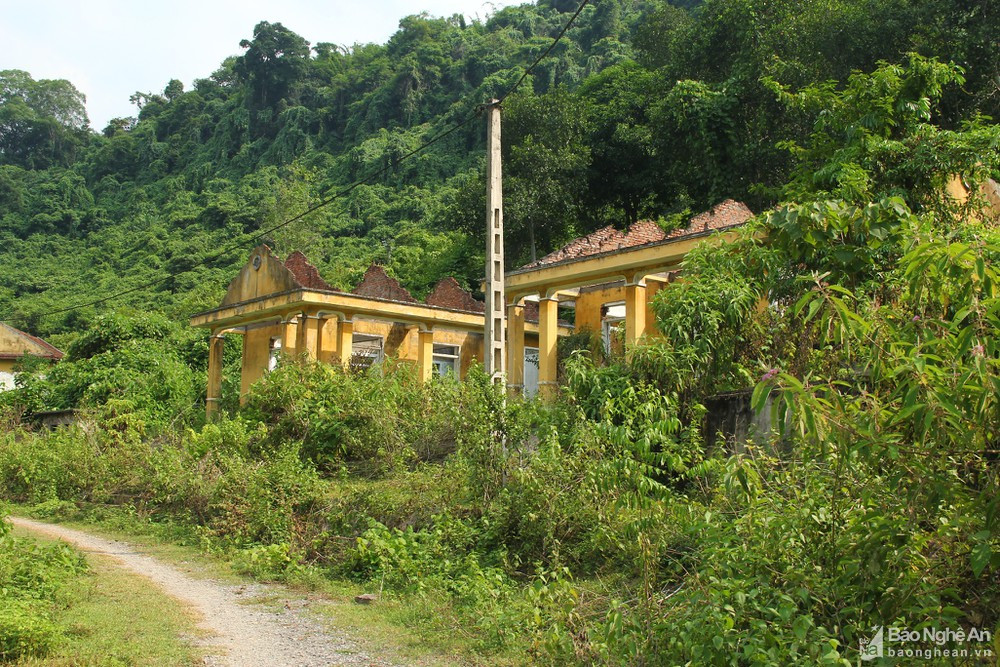 Người dân cho hay, trước khi di dời, chủ dự án có họp dân hỏi ý kiến về địa điểm tái định cư và có 2 phương án là di dời về huyện Thanh Chương hoặc di vén những khu vực quanh bản cũ như lên núi Khe Ò. “Đi Thanh Chương thì cách hơn 150 km, xa quá nên dân không ai muốn, đành chọn di vén. Lúc đó, họ hứa lên khu tái định cư thì chỗ ở sẽ tốt hơn nơi cũ. Họ còn xây nhà mới nên dân đồng ý”, một người dân nói.