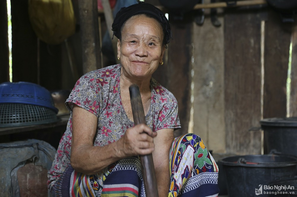 “Chúng tôi cũng muốn đi lắm, nhưng già rồi, đi lại phải dựng nhà vất vả nên đành ở lại”, bà Lương Thị Minh (76 tuổi), 1 trong 3 hộ còn bám trụ lại nói. Con cái đi xa, hộ này hiện cũng chỉ còn mỗi bà sinh sống.