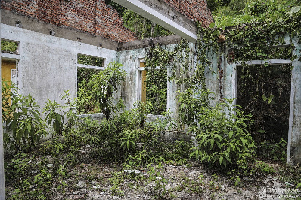 Nói về vấn đề này, lãnh đạo huyện Tương Dương thừa nhận, vì lý do cấp bách trong di dân, giải phóng mặt bằng Thủy điện Bản Vẽ nên việc lựa chọn, khảo sát vị trí xây dựng khu tái định cư Khe Ò chưa hợp lý. Khu vực này có địa chất, địa hình yếu dẫn đến sạt lở đất. Phía chủ đầu tư có phương án kè an toàn nhưng các đợt sạt lớn buộc phải di dời dân ra khỏi vùng nguy hiểm ở khu tái định cư.