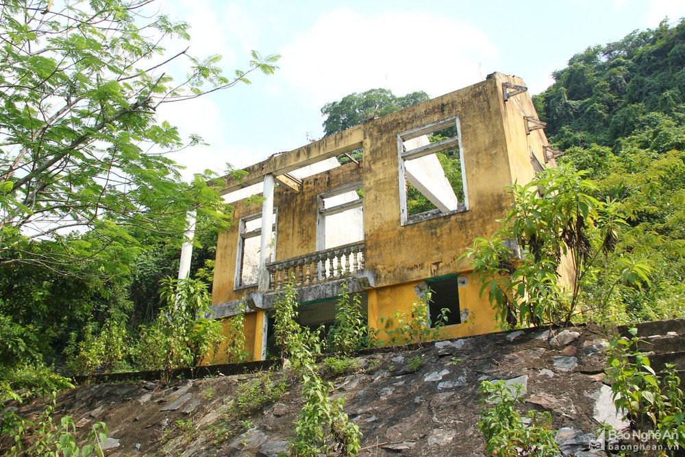 Qua thời gian dài do không có người sử dụng, quản lý nên những căn nhà vô chủ tại khu tái định cư này bị tháo hết mái. Cửa sổ, tường bị hư hỏng, bong tróc. Các công trình phụ trợ khác như đường, công trình nước sạch, nhà văn hóa... cũng rơi vào tình trạng hư hỏng, xuống cấp nghiêm trọng.