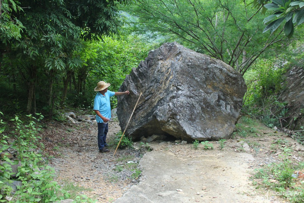 Năm 2010, sau vài trận mưa lớn, một tảng đá khổng lồ nằm ngay phía sau nhà bếp của bà Quang Thị Mai bất ngờ lăn xuống. Nghe tiếng động lạ, ông Lô Thanh Xuân, chồng bà Mai, chạy ra kiểm tra đã kịp hô hoán bà Mai và 2 người con tháo chạy ra ngoài thoát thân. Tảng đá lăn xuống, đè sập nhà bếp rồi vỡ đôi, một nửa lăn xuống đường, nửa kia xuống vực. Sau lần đó, lưng núi phía sau 7 hộ dân gần nhà bà Mai có nguy cơ sạt xuống. Chính quyền đã kiểm tra, hỗ trợ mỗi gia đình 7 triệu đồng để tự di dời nhà. Không lâu sau, người dân phát hiện một vết nứt dài chạy vòng phía sau khu tái định cư, do sợ nguy hiểm nên người dân lần lượt bỏ khu tái định cư, quay về gần bản cũ dựng nhà tạm ven sông Nậm Nơn.