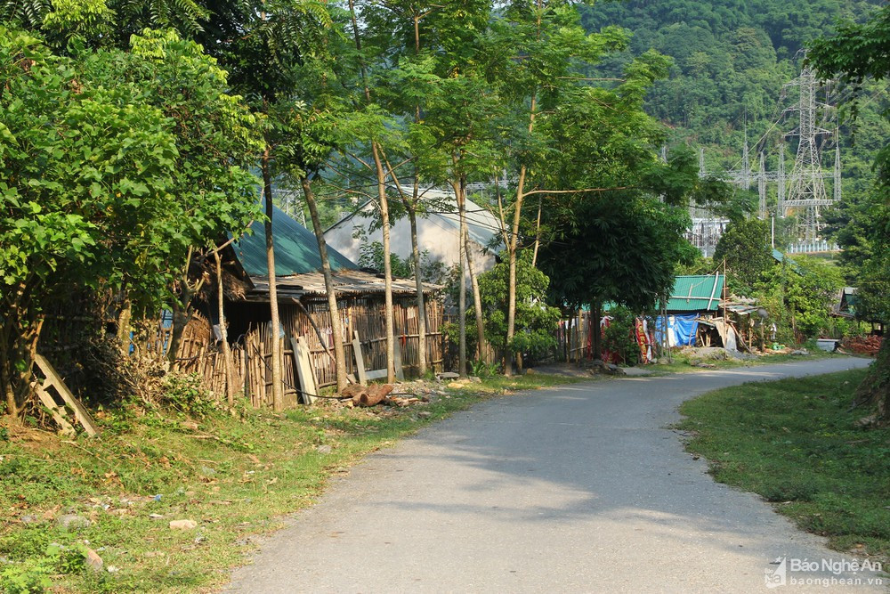 Khu vực mà hàng chục hộ dân Khe Ò đã tự tìm đến sau khi tháo chạy chính là bãi thải của Thủy điện Bản Vẽ. Ở đây cũng đối diện nguy cơ sạt lở và ngập lụt. Năm 2018, Thủy điện Bản Vẽ xả lũ khiến nhiều nhà bị ngập sâu, trong đó gần 20 ngôi nhà bị cuốn trôi, rất may toàn bộ dân kịp sơ tán từ trước.