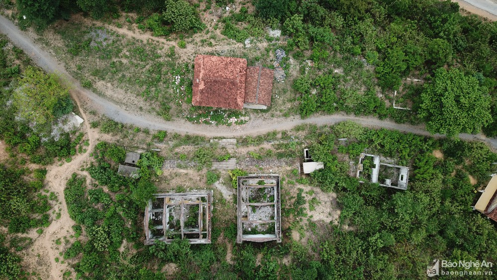 Tuy nhiên, chỉ một thời gian ngắn sau, khu tái định cư này trở thành hoang vu. Đến nay, chỉ còn lại 3 hộ bám trụ. Do khung cảnh hoang tàn, ít người qua lại, người dân gần đó vẫn thường gọi khu vực này với cái tên "ngôi làng ma".