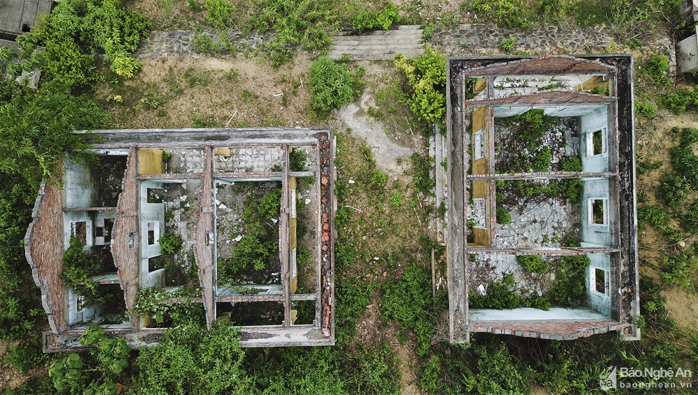 Cảnh hiu hắt ở khu tái định cư Khe Ò. Người dân ở đây còn thiếu đất sản xuất, mỗi nhà chỉ có đất ở và mảnh vườn nhỏ, nhưng đất toàn đá sỏi và dốc nên không trồng được cây gì. Con đường nhựa liên xã có thời điểm bị mưa lũ xói lở, người dân đi lại rất khó khăn, nhất là việc đưa đón con đi học xa nên dân chán nản.