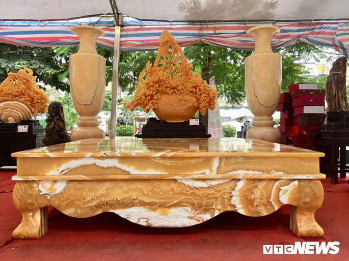 Chiếc sập đá nặng hơn 11 tấn, được 10 người thợ làm trong liên tục trong 6 tháng mới hoàn thành. Ảnh: VTC.