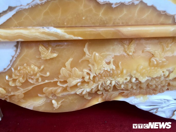 Họa tiết trên sập cũng được thiết kế công phu, tỉ mỉ. Do đó, giá trị của chiếc sập đá lên tới 1,5 tỷ đồng. Ảnh: VTC.