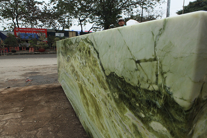 Theo chủ nhân, tấm phản đá màu xanh ngọc này được chuyển từ trên núi Suối Giàng (Văn Chấn, Yên Bái) về Hà Nội. Ảnh: Dân Việt.