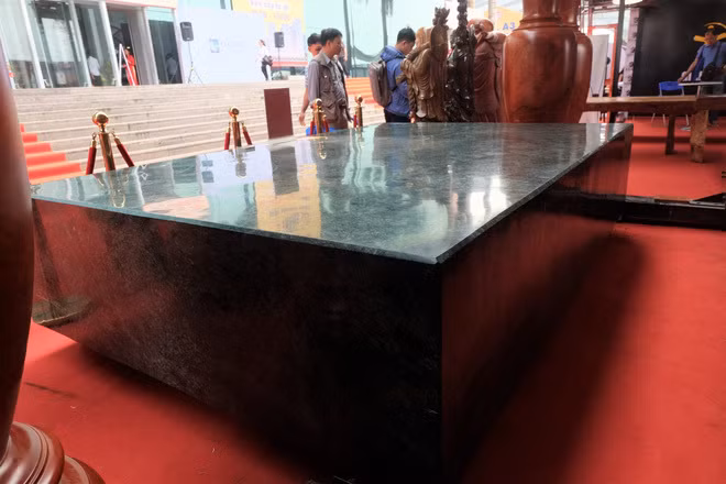 Phiến đá có chiều dài 3m, rộng 2m và cao 60cm nặng 10,47 tấn. Ảnh: Vietnamnet.