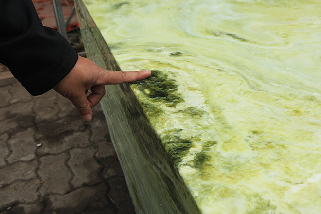 Tấm phản bằng đá xanh ngọc được chế tác hoàn toàn thủ công nên có độ bền rất cao. Ảnh: Dân Việt.