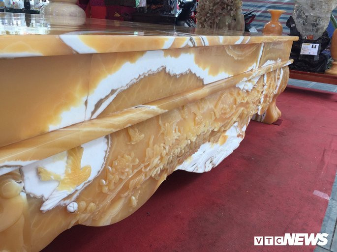 Nếu như các sản phẩm thông thường làm từ đá Ngọc Hoàng Long được cắt ghép từ nhiều mảnh thì chiếc sập đá này chế tác hoàn toàn từ đá nguyên khối. Ảnh: VTC.