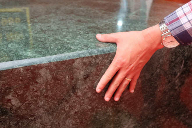 Chiếc sập có giá cao như vậy là bởi những khối cẩm thạch lớn như thế này rất hiếm, sản phẩm này rất hiếm. Ảnh: Vietnamnet.