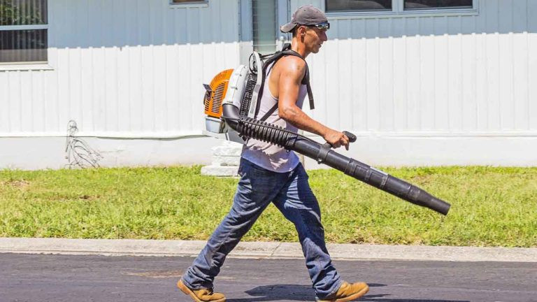 Việc sử dụng nhiều loại máy móc hỗ trợ cũng khiến công việc chăm sóc cây xanh, sân vườn có tỷ lệ gây tử vong 17,4/100.000 người. Nguồn ảnh: Studentproblems.