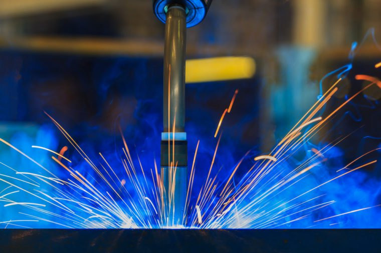 Điện và nước thường là hai thứ hoàn toàn tách biệt nhưng đối với thợ hàn dưới nước thì khác. Họ phải đối mặt với một loạt các nguy hiểm, bao gồm các vụ nổ và nguy cơ chênh lệch áp suất.