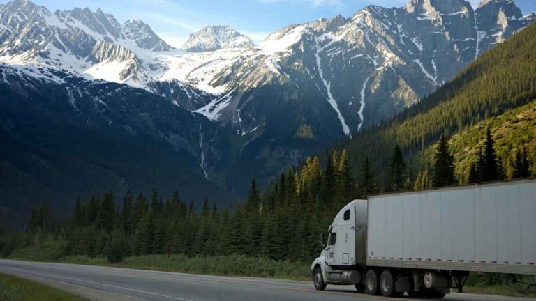 Có thể nói nghề lái xe tải là công việc cực kỳ nguy hiểm khi các tài xế thường chạy các tuyến đường dài với tốc độ cao.