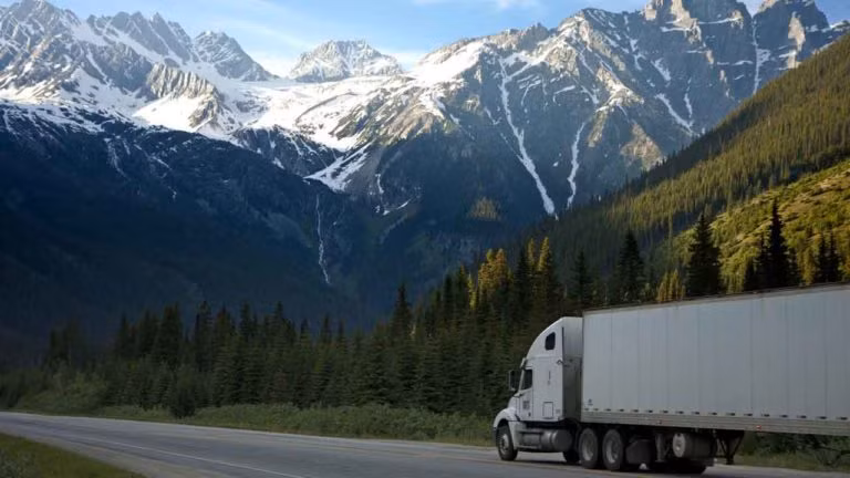 Có thể nói nghề lái xe tải là công việc cực kỳ nguy hiểm khi các tài xế thường chạy các tuyến đường dài với tốc độ cao.