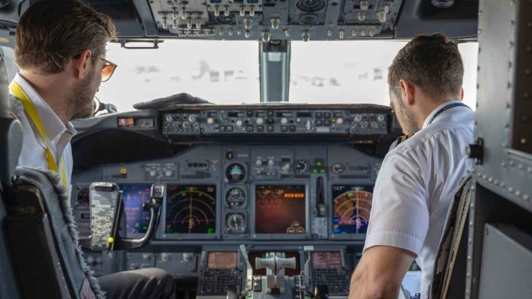 Với tỷ lệ tử vong 55,5/100.000 người, phi công và kỹ sư máy bay nằm trong top công việc nguy hiểm nhất năm qua.