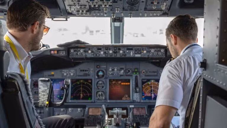 Với tỷ lệ tử vong 55,5/100.000 người, phi công và kỹ sư máy bay nằm trong top công việc nguy hiểm nhất năm qua.