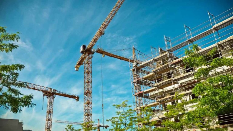 Rất nhiều tai nạn xảy ra với người công nhân xây dựng như rơi từ trên cao, vật liệu rớt vào người, công trình đổ sập…