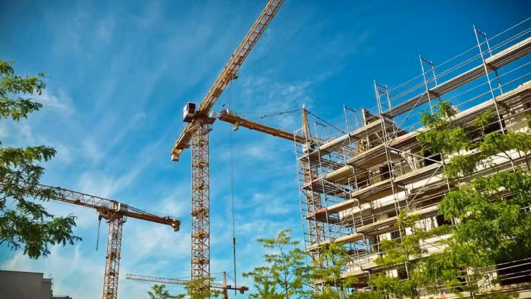 Rất nhiều tai nạn xảy ra với người công nhân xây dựng như rơi từ trên cao, vật liệu rớt vào người, công trình đổ sập…