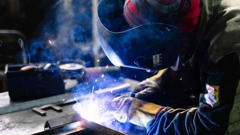 Độ cao, dầm thép, tường sập, đường điện và vật thể đung đưa là một vài yếu tố khiến cho công việc của công nhân ngành sắt thép trở nên nguy hiểm.