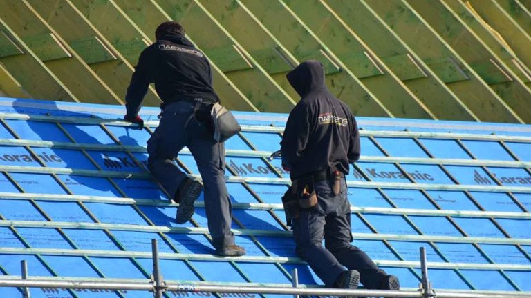 Thợ lợp mái, người mà di chuyển thường xuyên trên nóc nhà và các tòa nhà văn phòng có tỷ lệ tử vong cao thứ tư trong những công việc tại Mỹ.