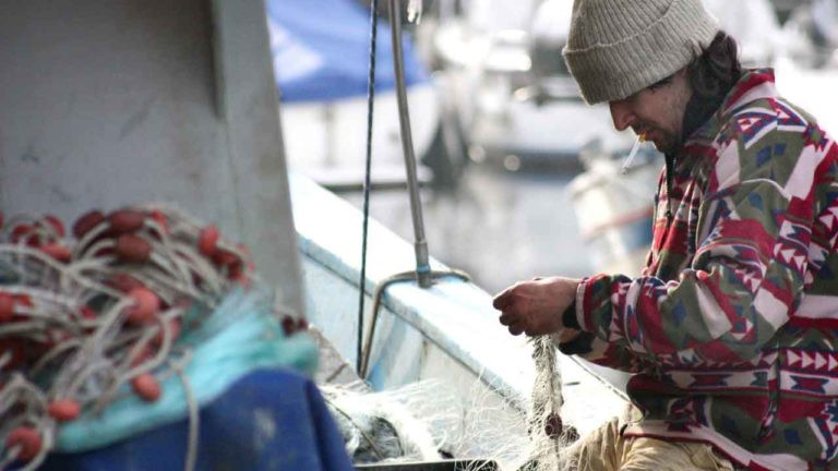 Ngư dân cũng nằm trong nhóm công việc nguy hiểm nhất với 86 người bị thương/100.000 người. Mỗi lần ra khơi, thời tiết là một yếu tố quyết định. Nếu xui xẻo gặp biển động, tỉ lệ trở về có khi chỉ còn một nửa.