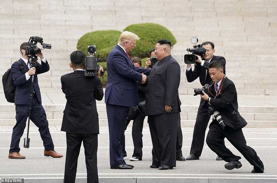 Tổng thống Mỹ Donald Trump gặp gỡ nhà lãnh đạo Triều Tiên Kim Jong Un tại khu phi quân sự phân chia hai miền của Bán đảo Triều Tiên, tại Panmunjom, Hàn Quốc hôm 30/6.