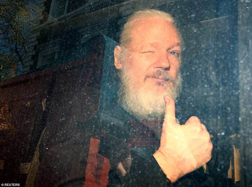 Người sáng lập WikiLeaks Julian Assange trên đường tới tòa án Westminster sau khi bị bắt ở London ngày 11/4. Vụ việc của ông trùm trang tin chuyên tiết lộ thông tin mật đã thu hút sự chú ý của người dân toàn cầu.