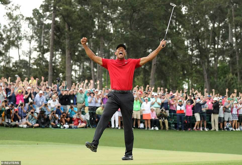 Ảnh chụp ngày 14/4 cho thấy khoảnh khắc tay gôn Mỹ Tiger Woods giành chiến thắng trong cuộc đấu 2019 Master. Đây là chiến thắng lớn đầu tiên của Tiger Woods trong vòng 11 năm.