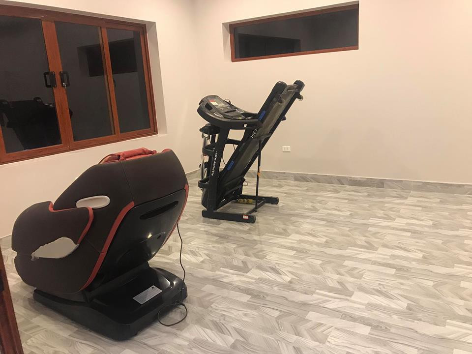 Tiền đạo trẻ không quên dành riêng một phòng để tập thể lực mỗi khi có dịp về thăm nhà. Ảnh: FB Kieu Trinh Tran.