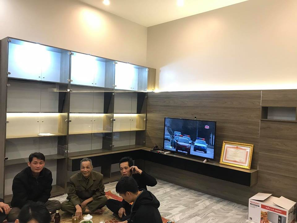 Trong phòng khách có kệ kính để lưu giữ những danh hiệu, tấm huy chương trong sự nghiệp cầu thủ của Hà Đức Chinh. Ảnh: FB Kieu Trinh Tran.