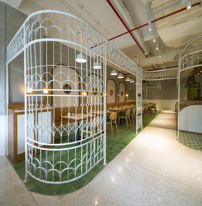 Thiết kế hoa văn vừa tạo ra sự thoải mái vừa đảm bảo tính riêng tư cho thực khách.