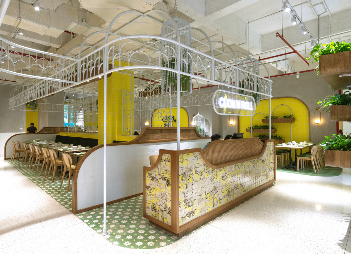 Quầy lễ tân được thiết kế tỉ mỉ từ chất liệu gốm và vẽ bằng tay.