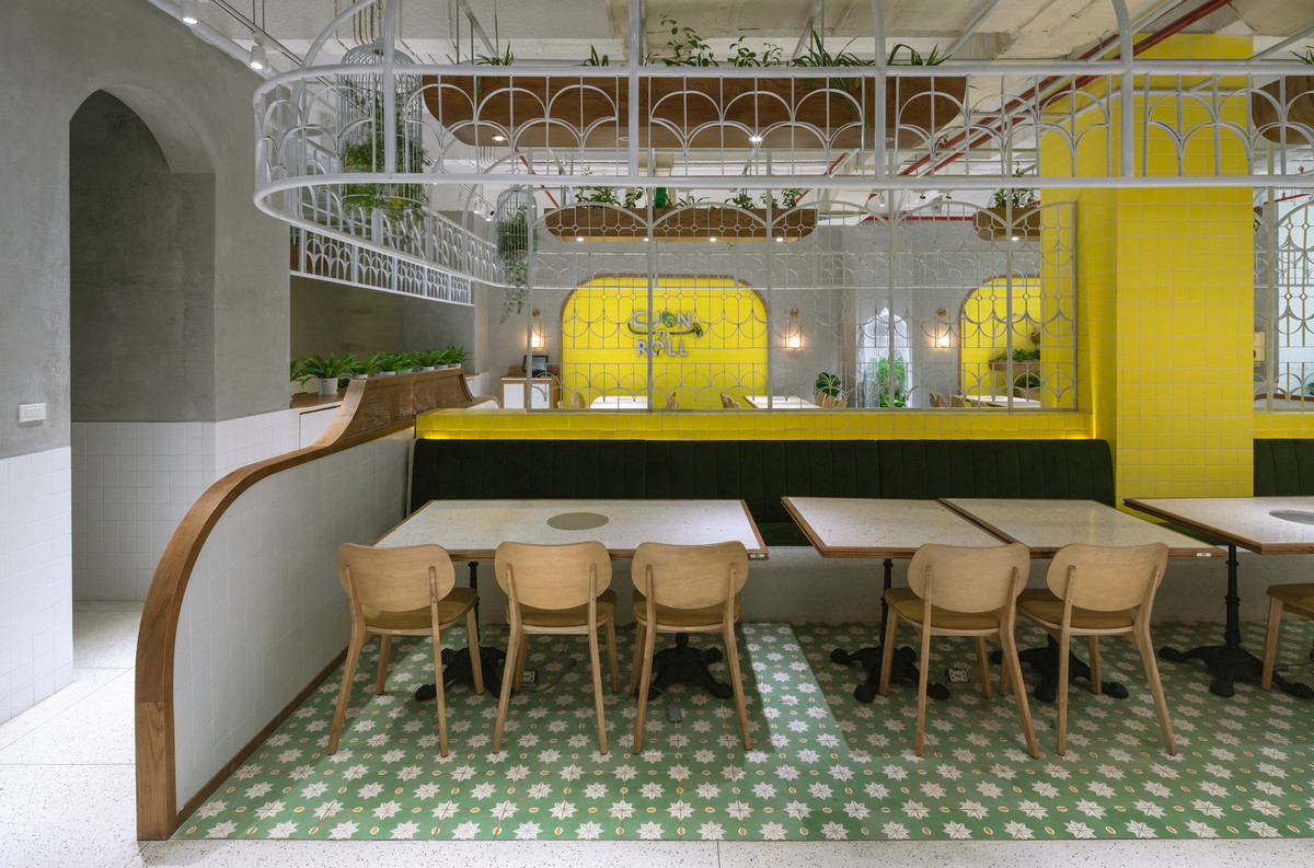 Điểm nhấn trong kiến trúc nhà hàng hệ thống phân cách không gian lạ mắt.