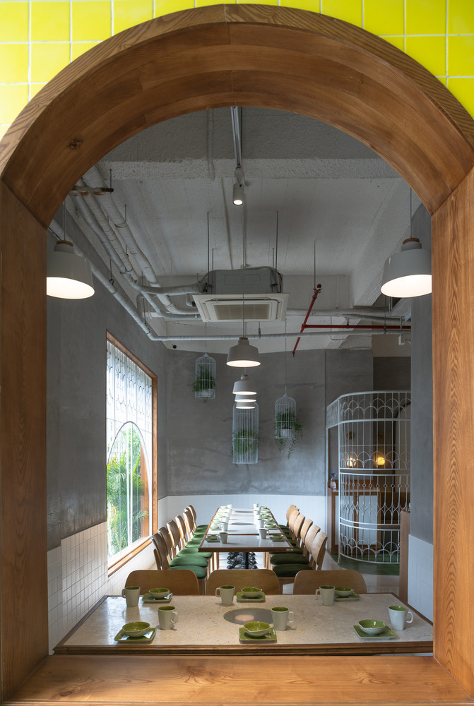 Trần bê tông là yếu tố đặc trưng cho phong cách công nghiệp. Nguồn ảnh: Trieu Chien.