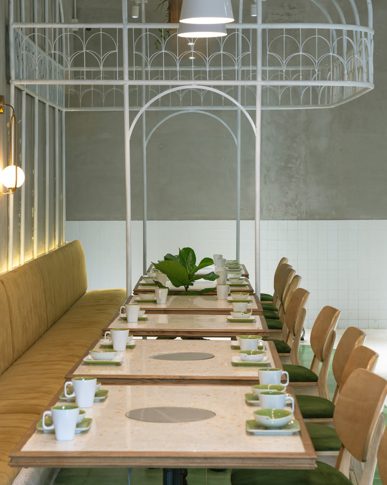 Gỗ và sắt kết hợp tạo nên sản phẩm hoàn hảo, sang trọng.