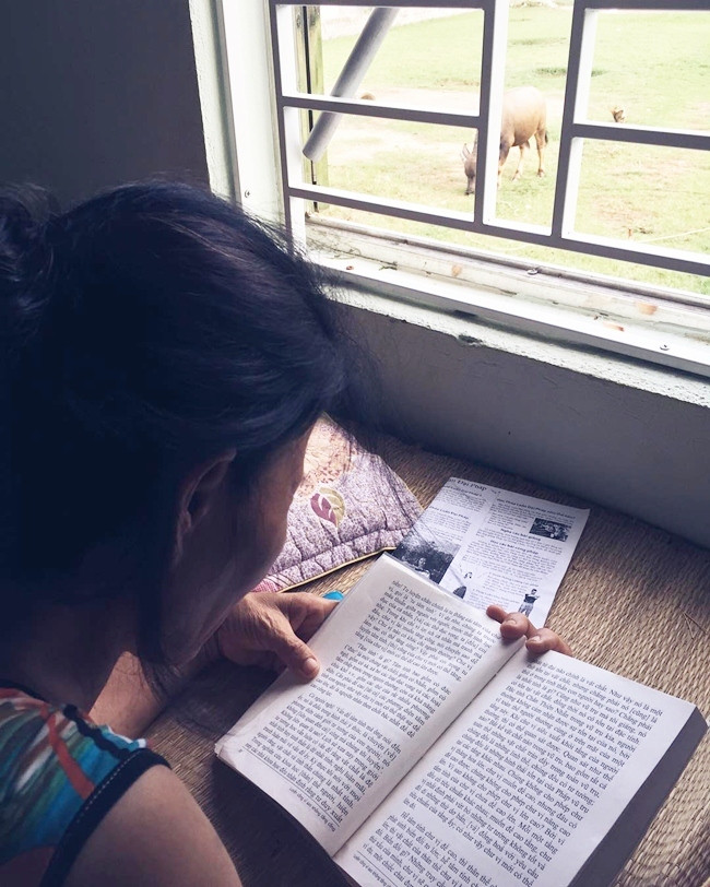 Căn phòng nhỏ đơn sơ của Á hậu Hoàng Thùy nhìn ra cánh đồng. Ảnh: Dân Việt.