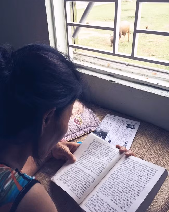 Căn phòng nhỏ đơn sơ của Á hậu Hoàng Thùy nhìn ra cánh đồng. Ảnh: Dân Việt.