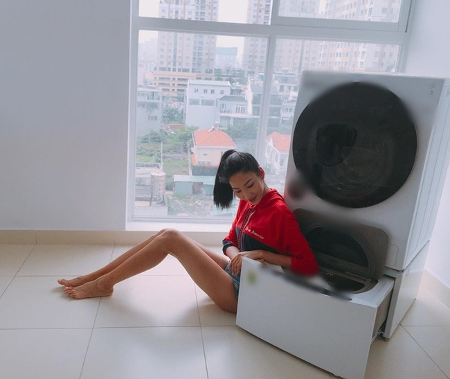 Cửa sổ lớn lấy ánh sáng tối đa cho căn nhà. Ảnh: Dân Việt.