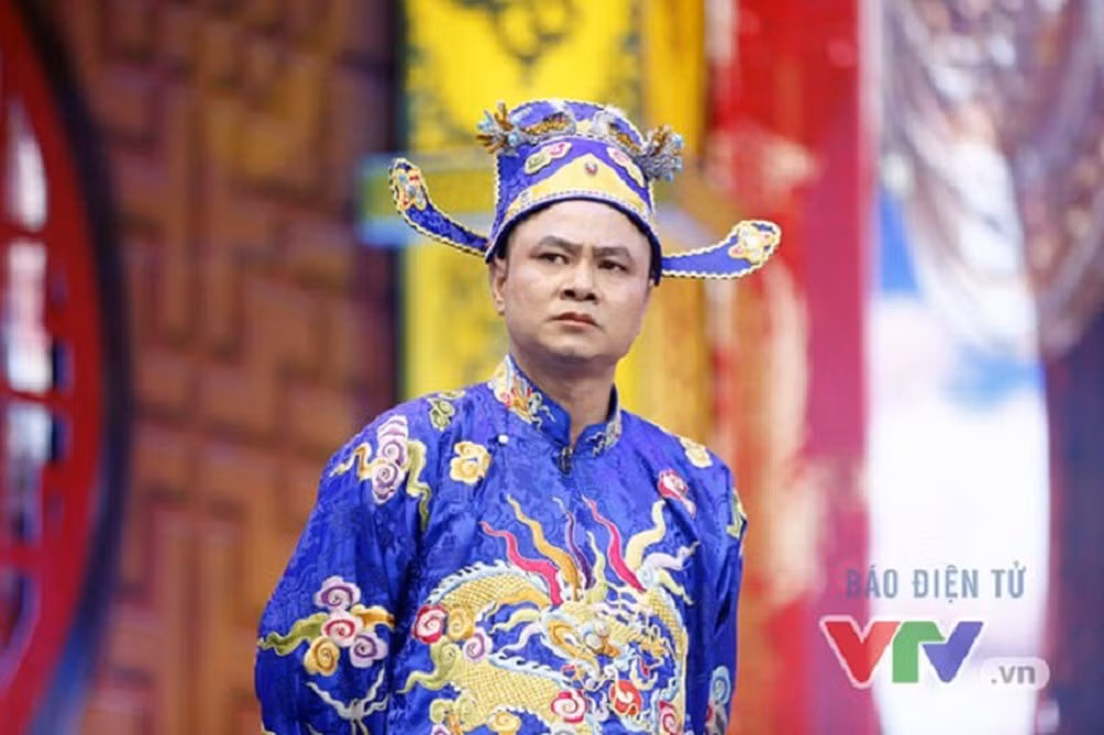 Nghệ sĩ Tự Long xuất hiện trong chương trình Táo quân với nhiều vai diễn khác nhau như Táo giao thông, Táo xã hội, Táo văn hóa xã hội...Ảnh: VTV.