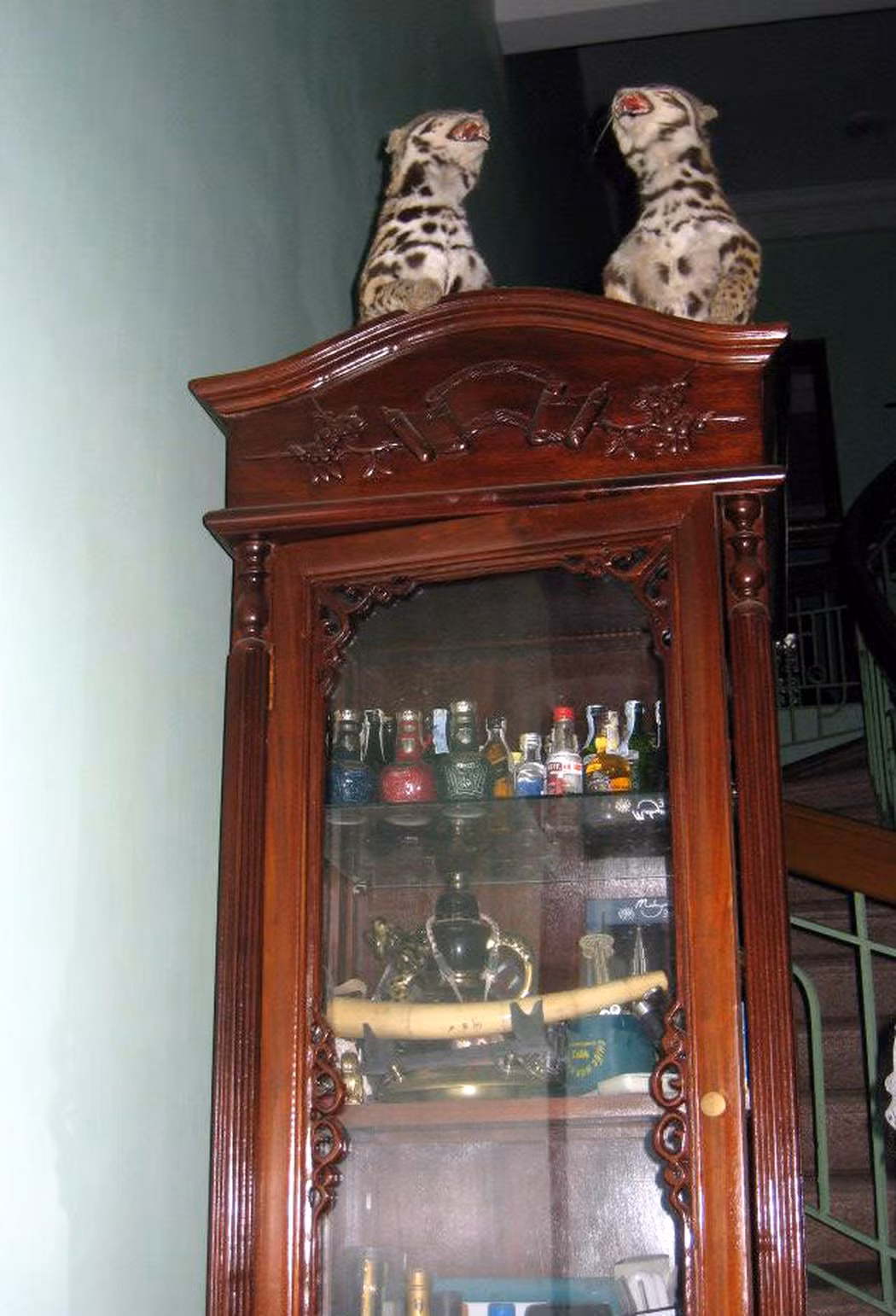 Trong nhà có tủ nhỏ đựng các loại rượu ngoại. Ảnh: Giaoduc.