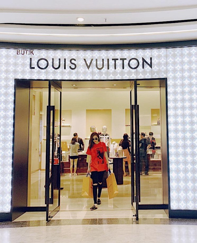 Trong những chuyến đi du lịch nước ngoài, Bảo Thy không ngại thành quả mua sắm. Ảnh: Dân Việt.