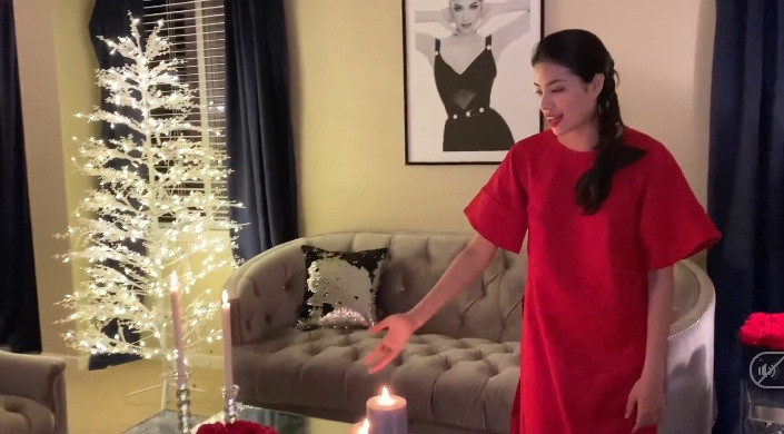 Phòng khách trong biệt thự của Phạm Hương lúc nào cũng có hoa tươi và nến.