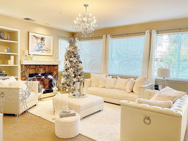 Ở giữa phòng khách, cây thông Giáng Sinh được trang hoàng cầu kỳ với bông tuyết, đèn và hoa lá.