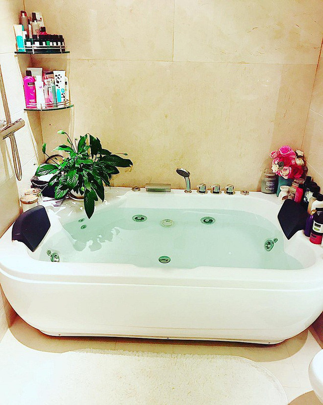 Phòng tắm được trang trí nhiều cây nhỏ. Nguồn ảnh: FB Pham Huong